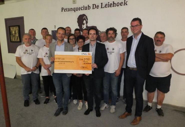 PC Leiehoek overhandigde de cheque aan CRIG. 