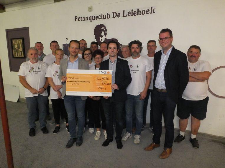 PC Leiehoek overhandigde de cheque aan CRIG. 